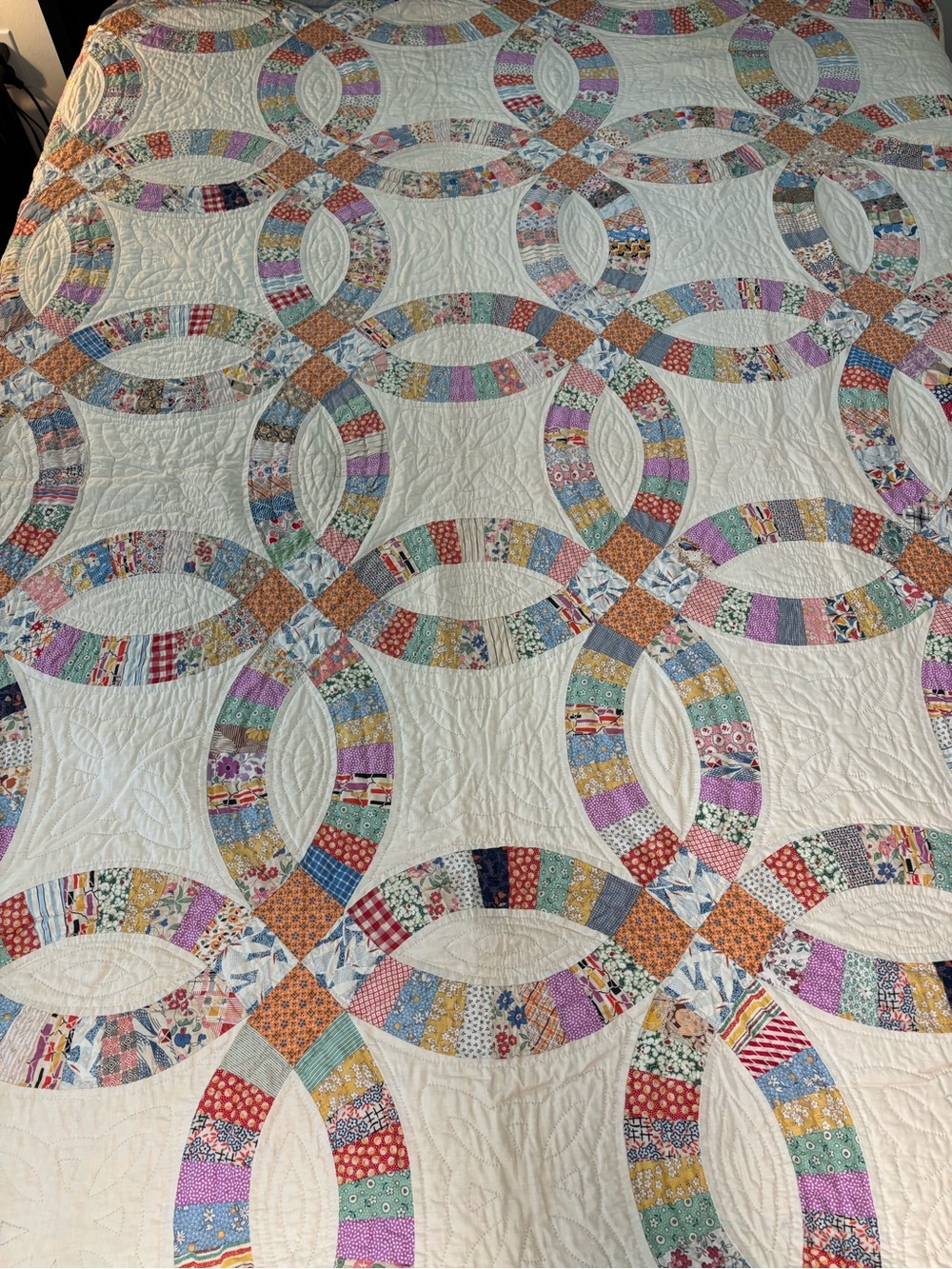 Vintage 1930s Handmade Double Wedding Ring Pattern Quilt (86" x 88") Cottagecore - Picture 6 of 16